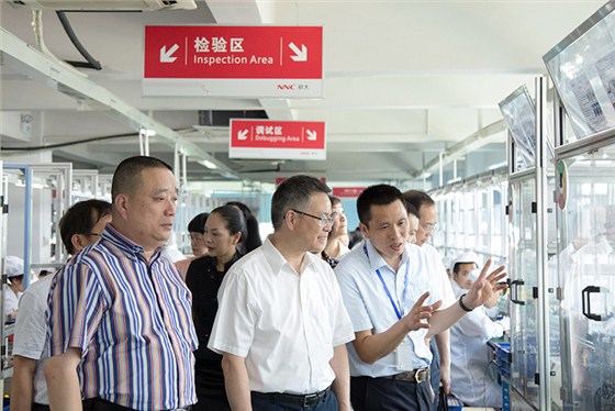 羅建紅主委在欣靈董事長胡志興陪同下參觀車間