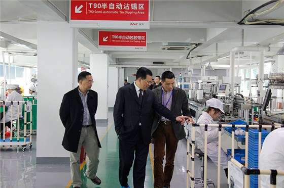 欣大邱文輝與協會領導參觀車間