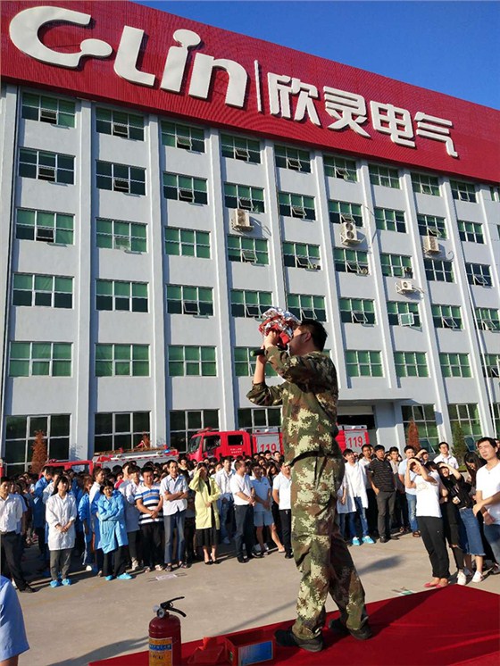 樂清經(jīng)濟(jì)開發(fā)區(qū)消防中隊(duì)大隊(duì)長(zhǎng)林有才警官講解面罩使用