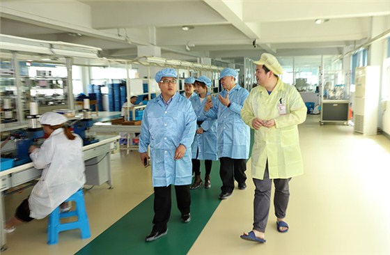 謝青勛老師在車間查訪