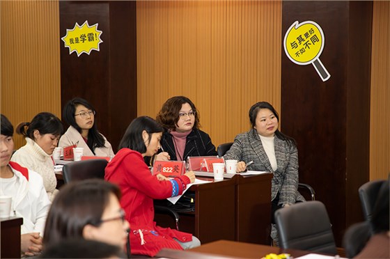 書友認真聆聽