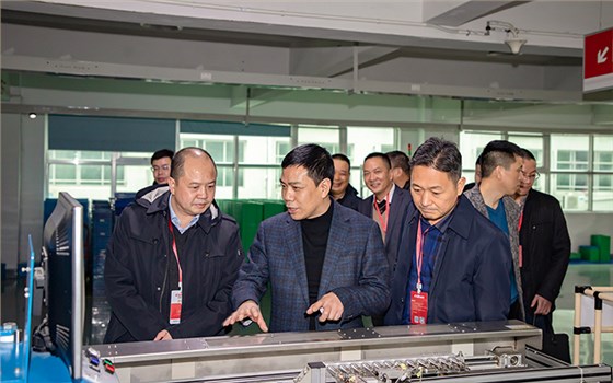 欣靈總裁張彭春介紹自動化生產