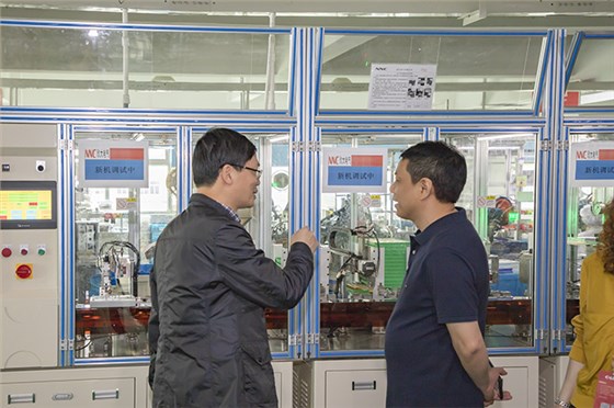 總裁張彭春與調研組領導交流