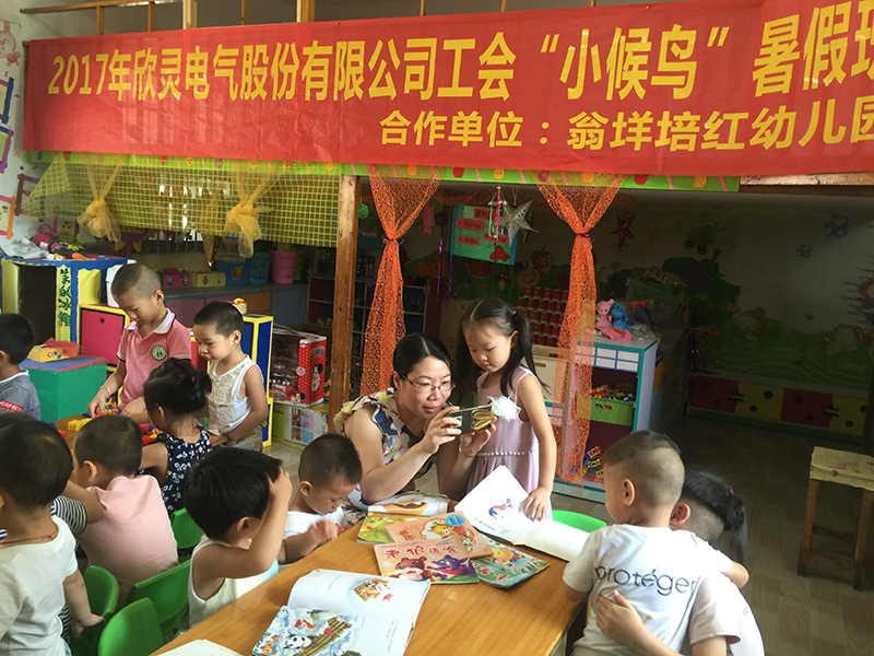 欣靈工會委員施云莉和小朋友們互動