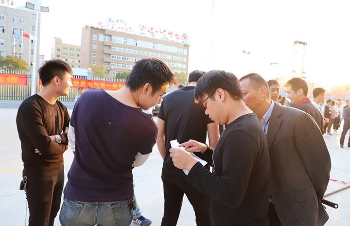 檢錄人員核對選手信息