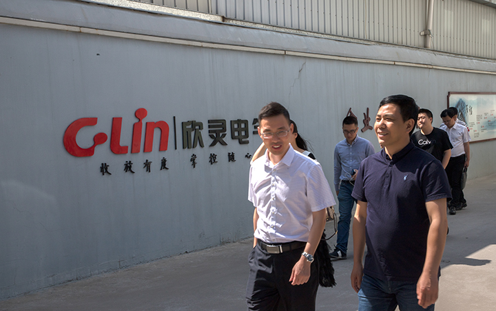 溫州市委政研室副主任王曉春（左一）一行蒞臨欣靈電氣調研指導