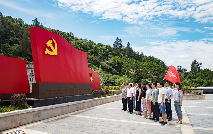 欣靈黨員集體宣讀誓詞