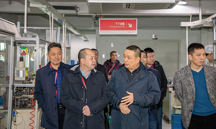 在公司領導陪同下參觀自動化生產車間