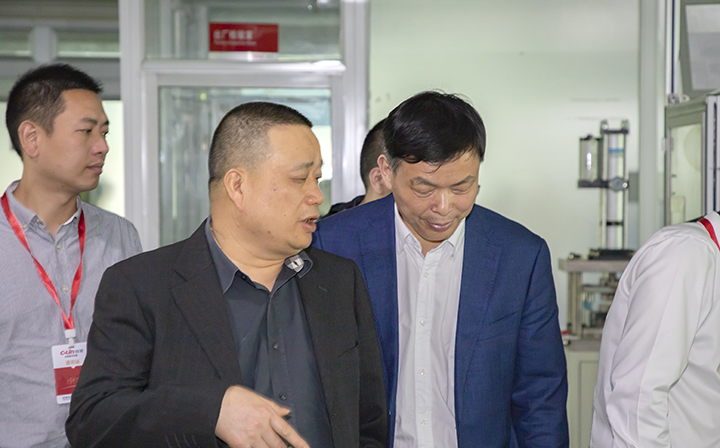欣靈董事長胡志興與調研組領導現場交流
