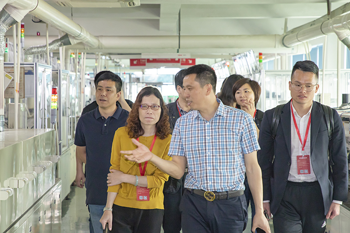 省經信廳副處長鄭閩紅一行參觀欣靈車間